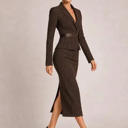 Vue de profil de l’ensemble tailleur femme marron à fines rayures avec veste cintrée et jupe crayon SecretBombe