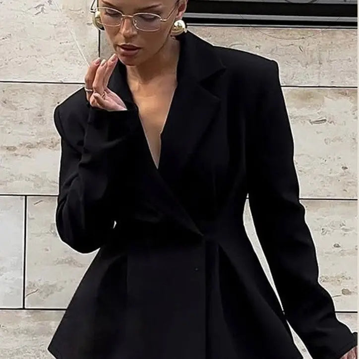 Ensemble tailleur femme noir avec blazer cintré et jupe courte SecretBombe