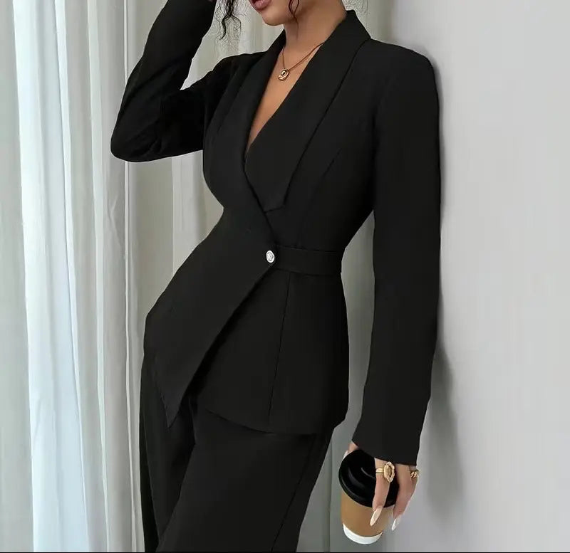 Ensemble femme noir avec veste cintrée à boutonnage asymétrique SecretBombe