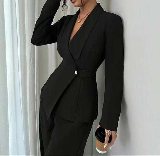 Ensemble femme noir avec veste cintrée à boutonnage asymétrique SecretBombe