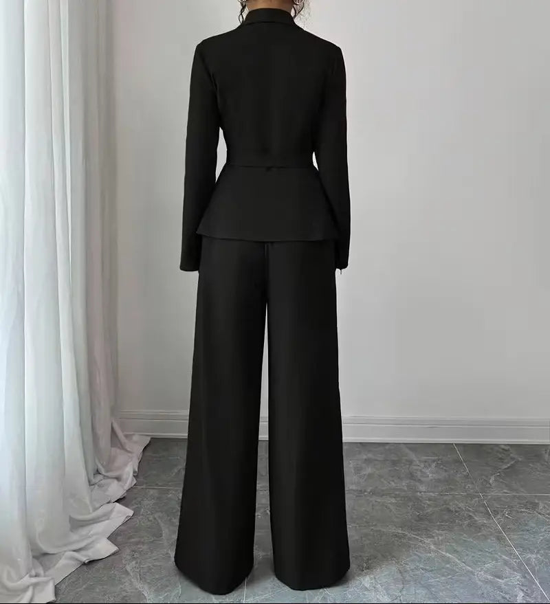 Vue arrière de l'ensemble tailleur femme noir avec veste cintrée SecretBombe