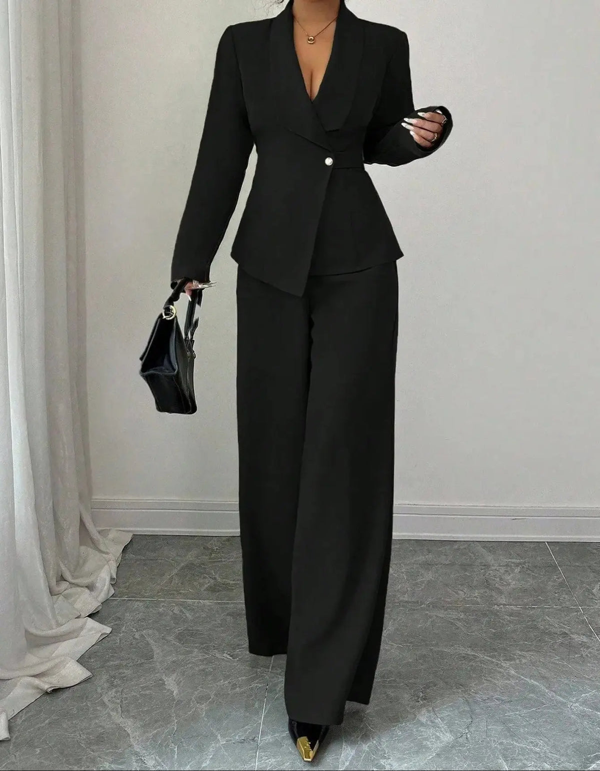 Vue de face de l'ensemble tailleur femme noir avec pantalon large SecretBombe