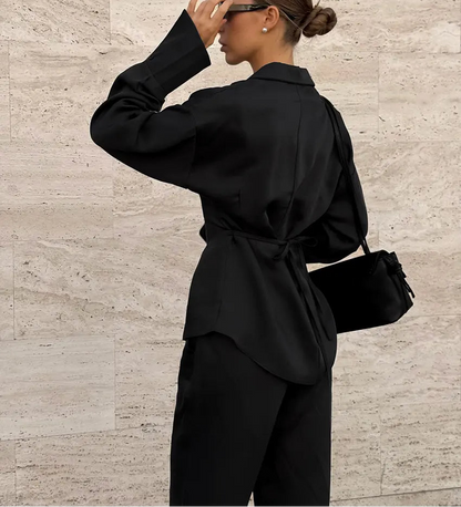 Vue de profil de l'ensemble tailleur femme noir avec veste cintrée SecretBombe