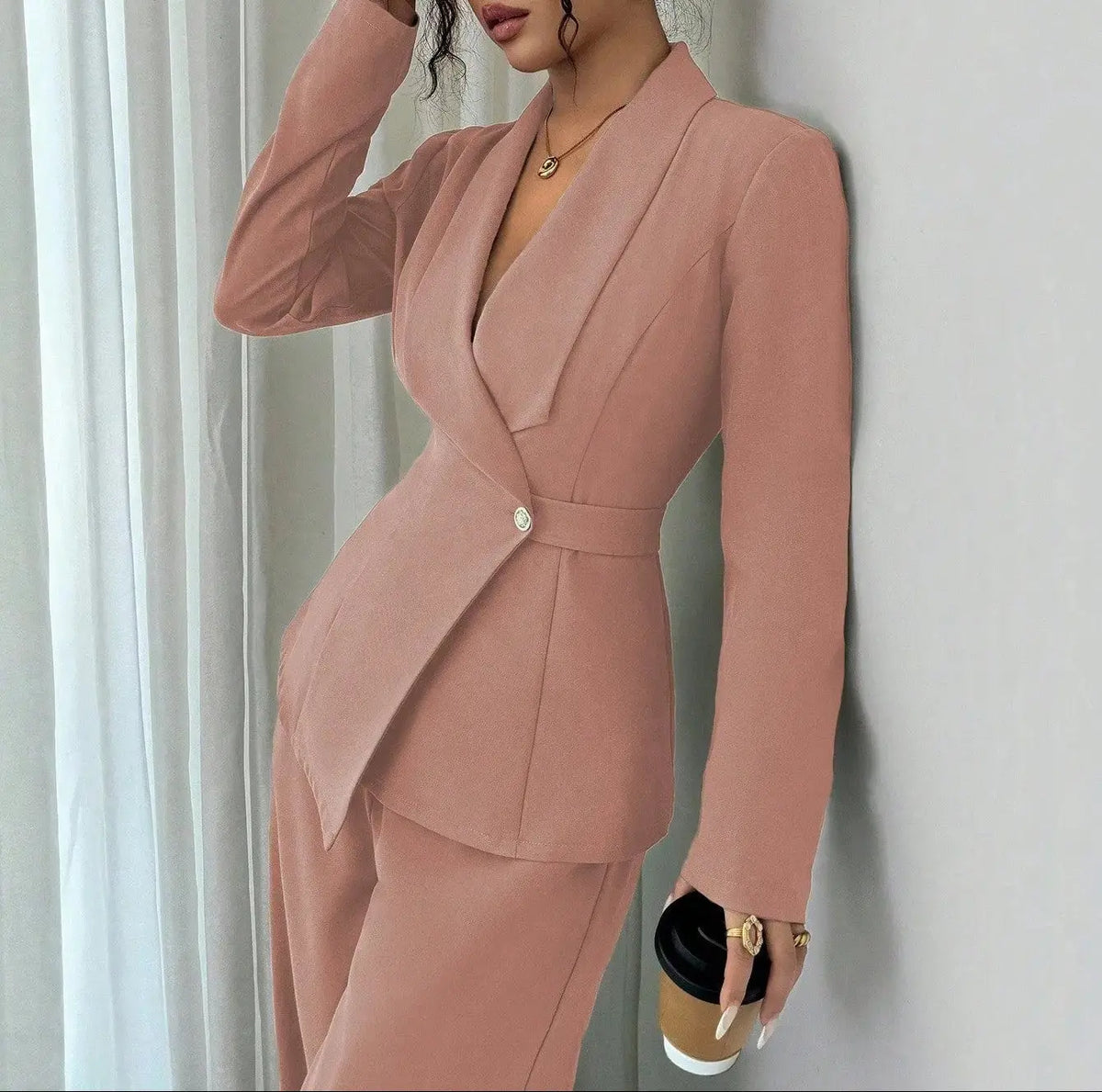 Ensemble tailleur femme rose poudré avec veste cintrée et pantalon large SecretBombe
