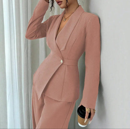 Ensemble tailleur femme rose poudré avec veste cintrée et pantalon large SecretBombe