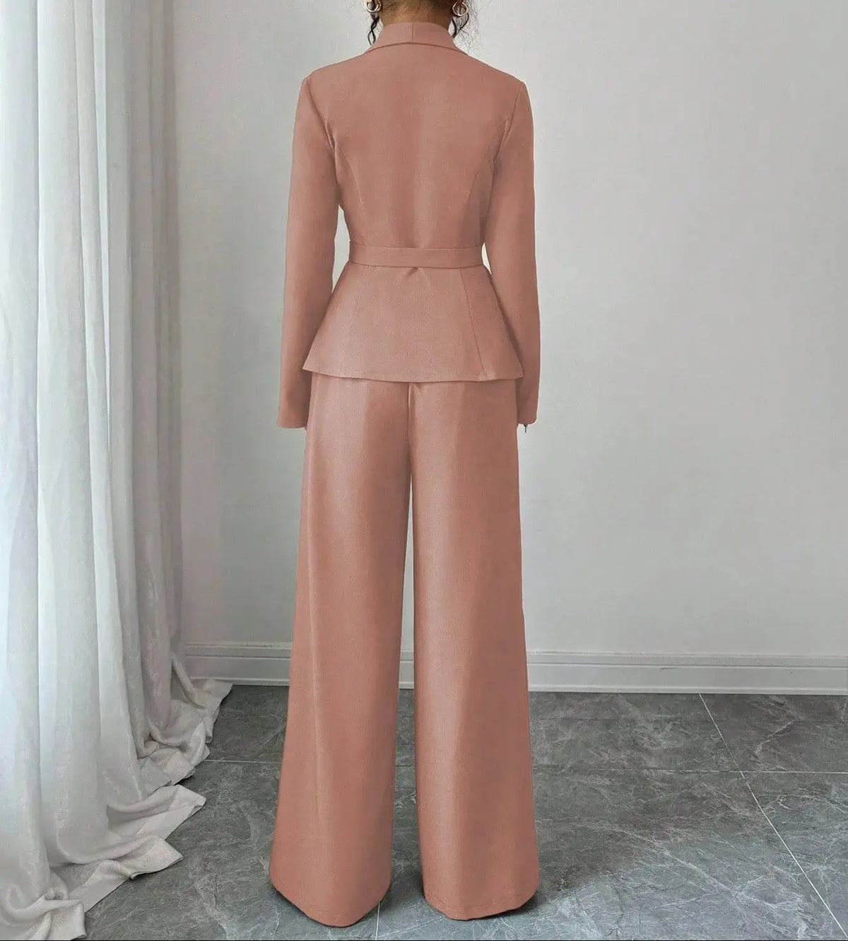 Vue arrière de l'ensemble tailleur femme rose poudré SecretBombe
