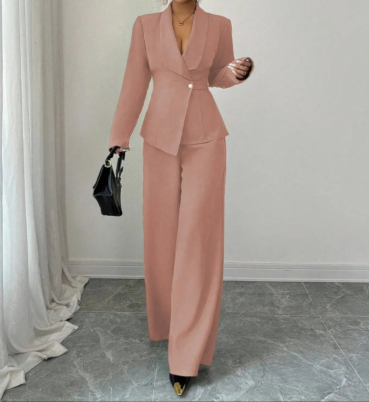Ensemble tailleur femme rose poudré avec veste cintrée et pantalon large SecretBombe