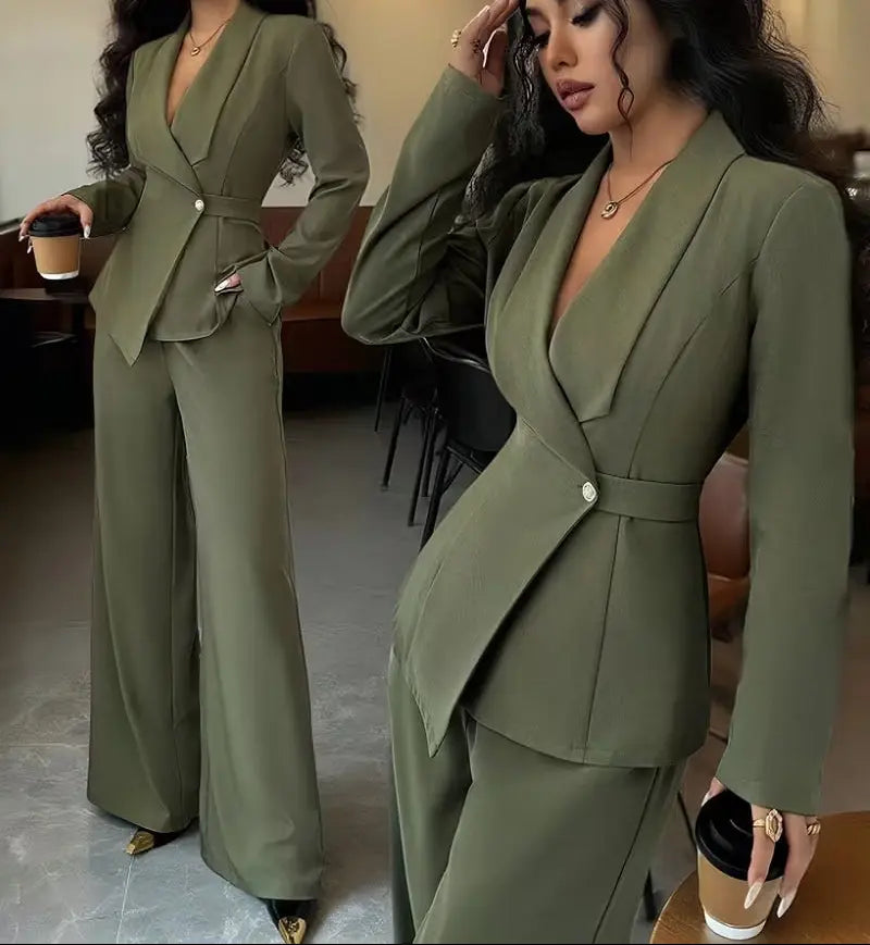 Ensemble tailleur femme vert kaki avec veste cintrée et pantalon large SecretBombe