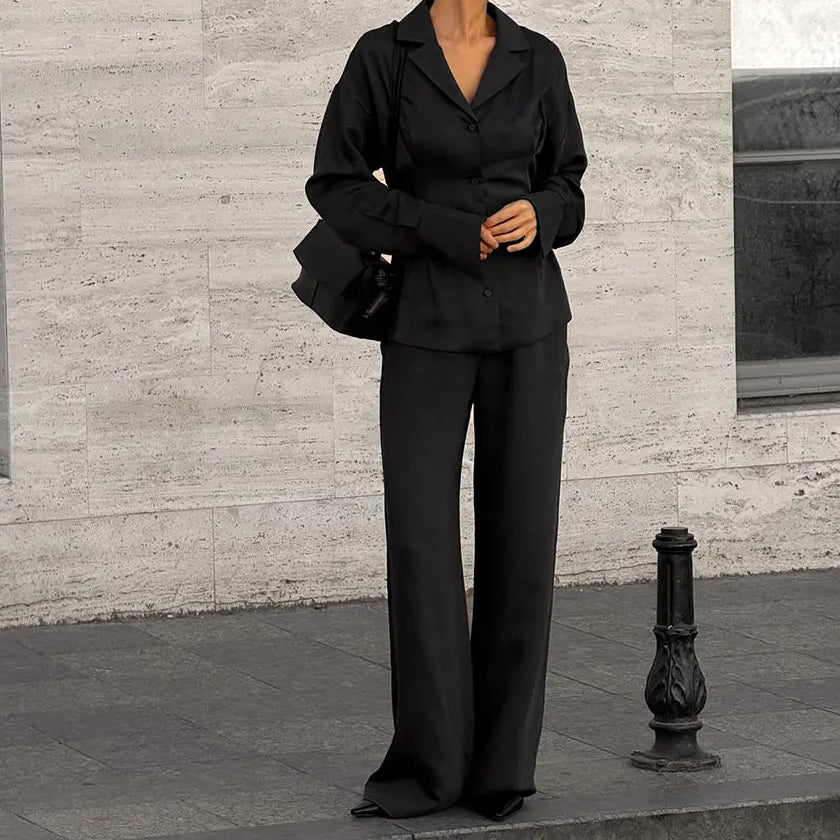 Ensemble femme noir avec blazer structuré et pantalon large taille haute SecretBombe