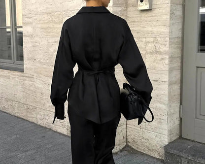 Vue arrière de l'ensemble tailleur femme noir avec blazer cintré SecretBombe