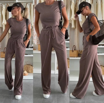 Ensemble femme tendance composé d’un top manches courtes et pantalon fluide, tissu côtelé, couleur taupe, style décontracté chic