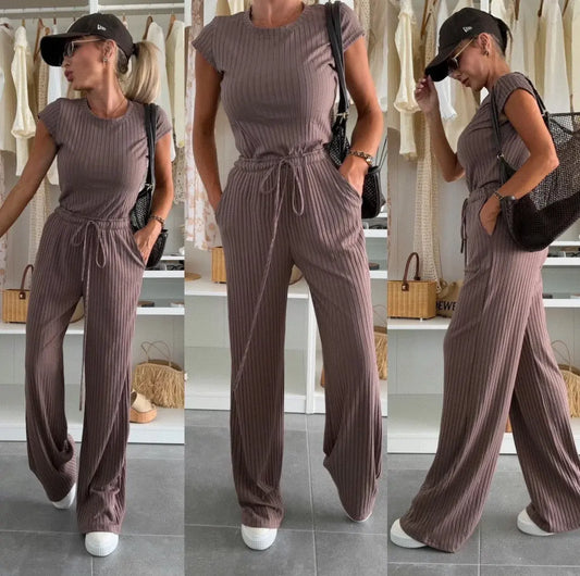 Ensemble femme tendance composé d’un top manches courtes et pantalon fluide, tissu côtelé, couleur taupe, style décontracté chic