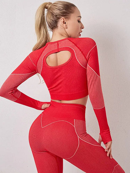 Ensemble de yoga rouge avec ouverture au dos et legging moulant, vue de dos