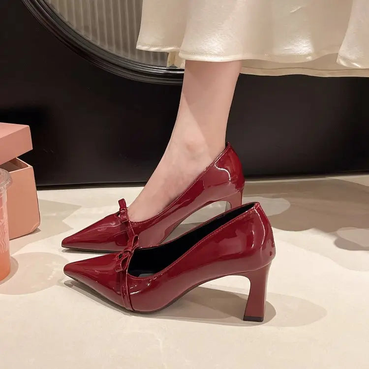 Escarpins femme bordeaux vernis portés avec une robe claire, bout pointu et petit nœud SecretBombe