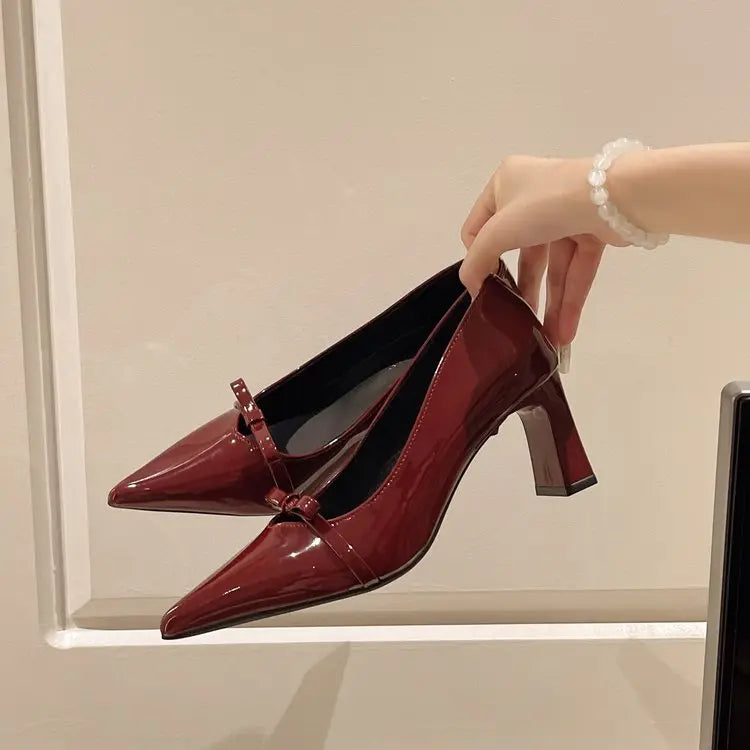 Escarpins femme bordeaux vernis à bout pointu avec nœud décoratif et talon évasé SecretBombe