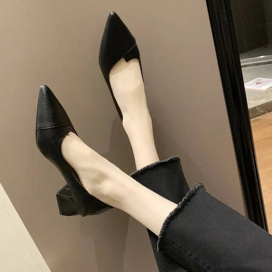 vue sur bout légèrement pointu des escarpins femme en cuir végan noir