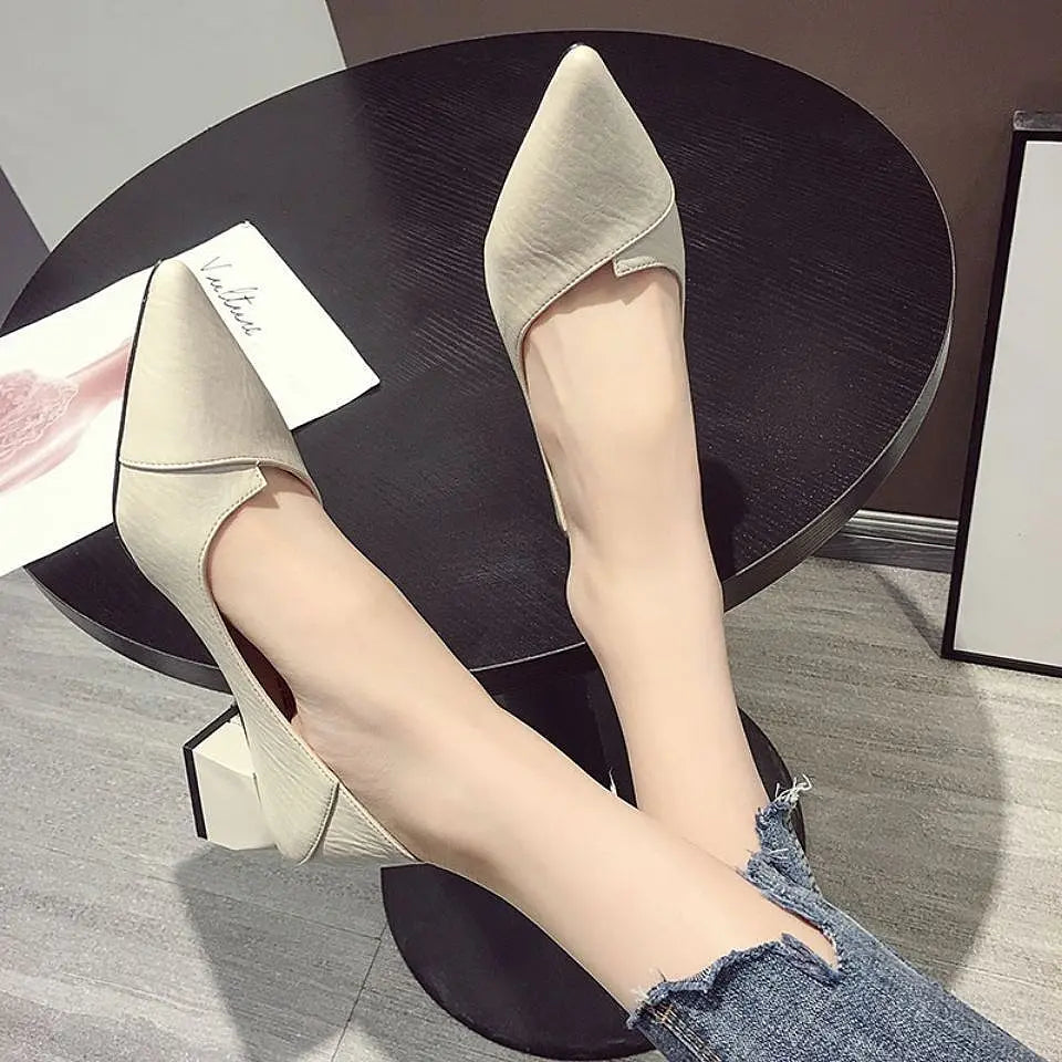 Vue latérale escarpins beige talon carré 3 cm – chaussures femme tendance