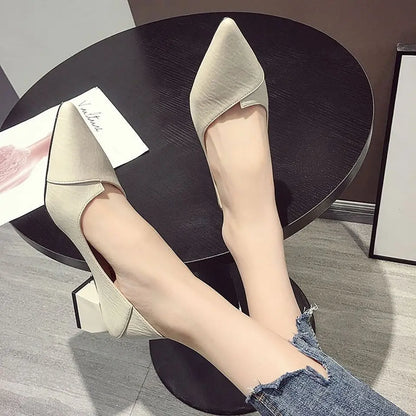 Vue latérale escarpins beige talon carré 3 cm – chaussures femme tendance