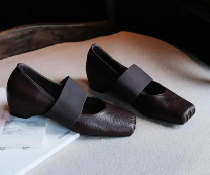 Paire d'escarpins femme à bout carré et petit talon, disponibles en marron et noir SecretBombe