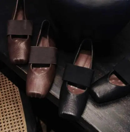 Escarpins femme marron et noir à bout carré avec bride large sur le dessus du pied SecretBombe