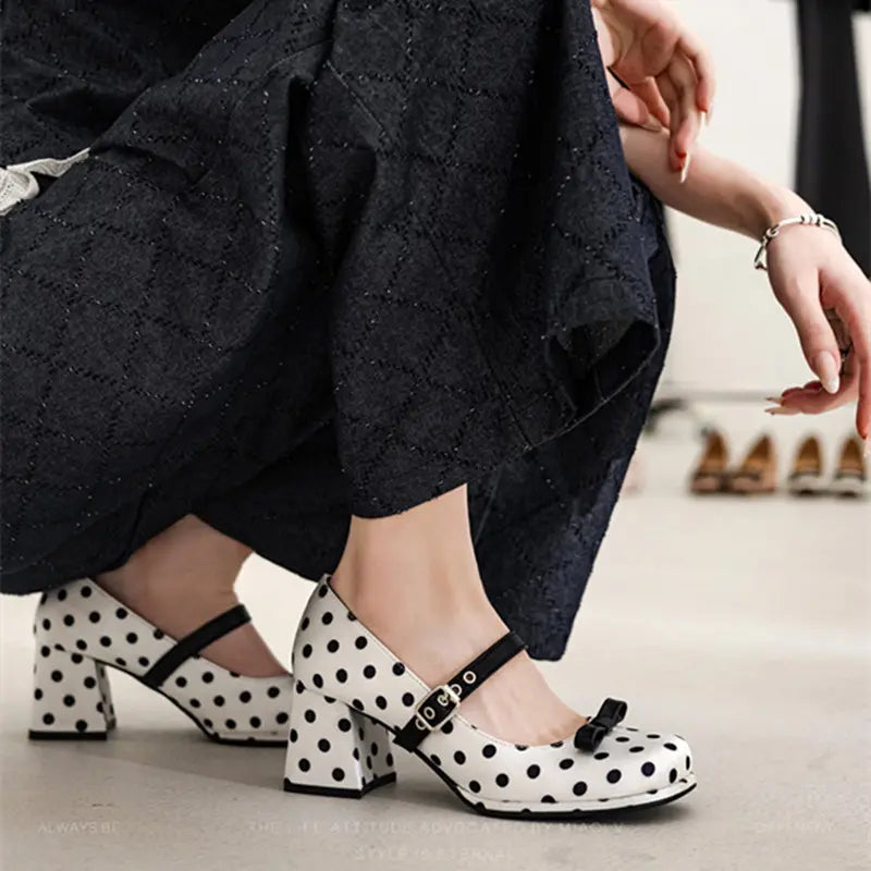 Chaussures blanches à pois noirs avec bride sur le dessus SecretBombe