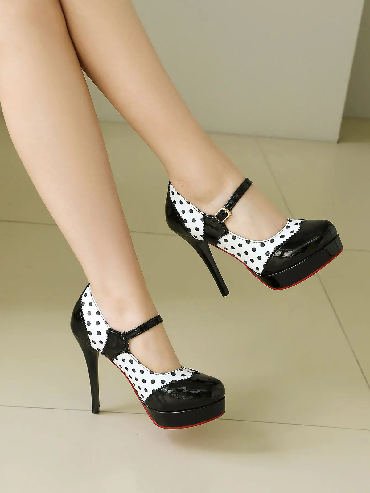 Escarpins femme noirs et blancs à talon aiguille avec bout ouvert SecretBombe