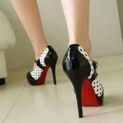 Vue arrière des escarpins femme à pois avec talon aiguille et semelle rouge SecretBombe