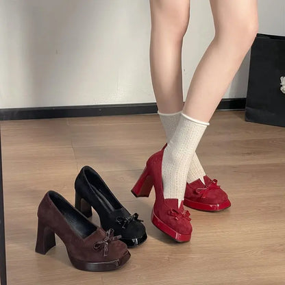 Escarpins femme à talon carré et nœud décoratif en rouge, marron et noir SecretBombe