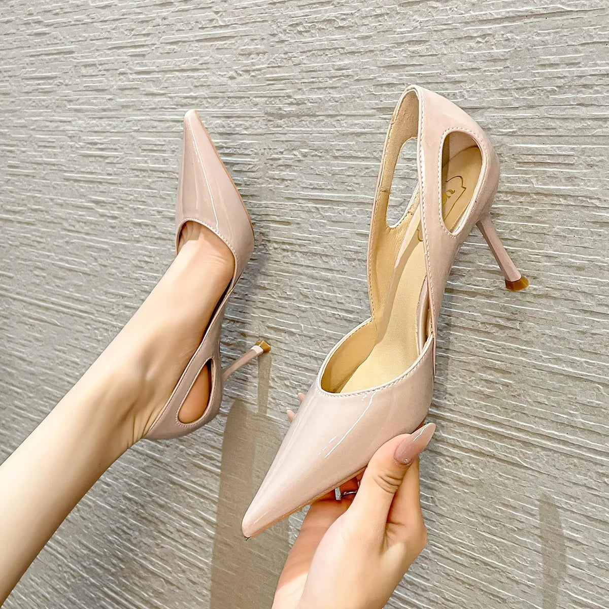 Escarpins femme talon aiguille cuir végan nude brillant silhouette élancée