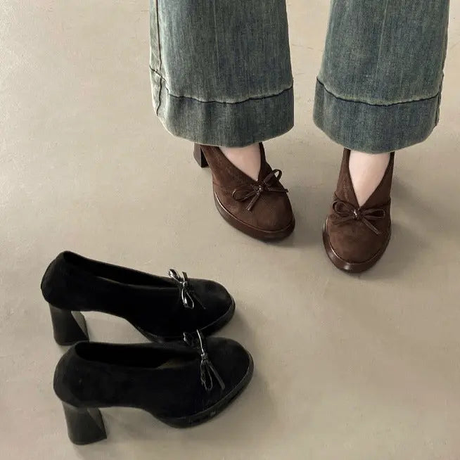 Escarpins femme noirs portés avec un jean bleu large SecretBombe