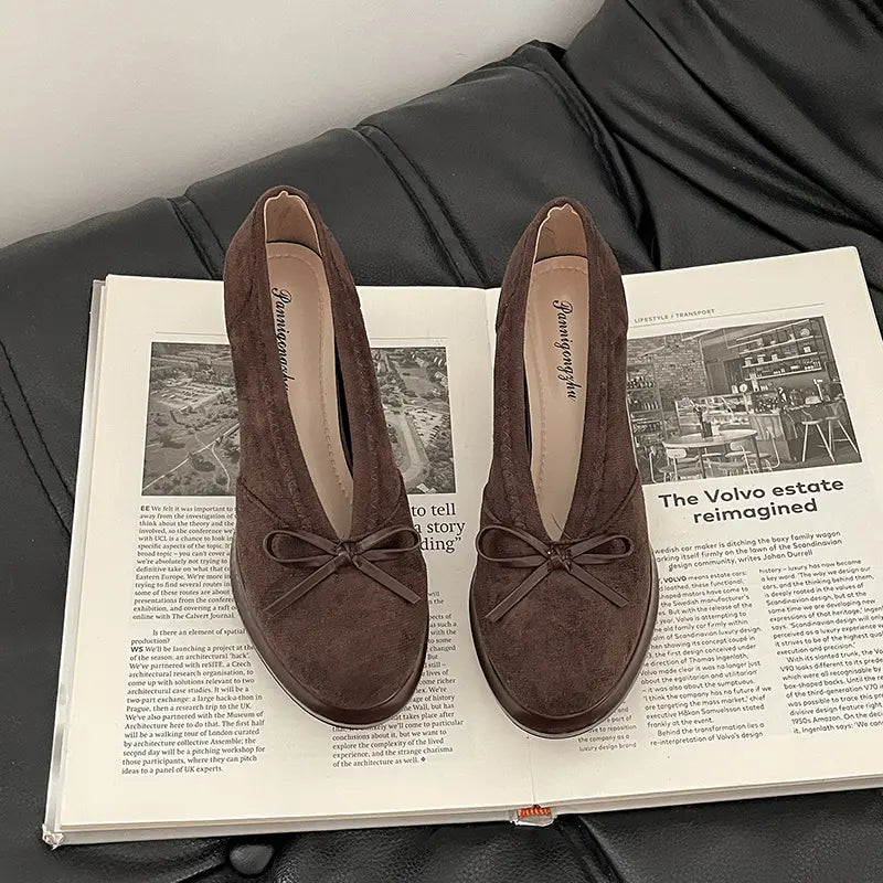 Escarpins femme marron portés avec un jean large SecretBombe