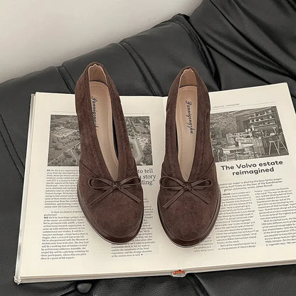 Escarpins femme marron portés avec un jean large SecretBombe