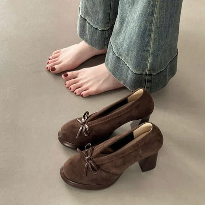 Escarpins femme marron portés avec un jean, paire noire présentée au sol SecretBombe
