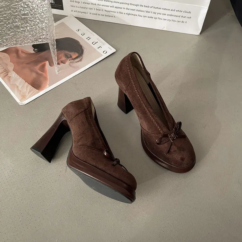 Escarpins marron femme portés avec un jean et paire noire posée au sol SecretBombe