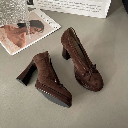Escarpins marron femme portés avec un jean et paire noire posée au sol SecretBombe