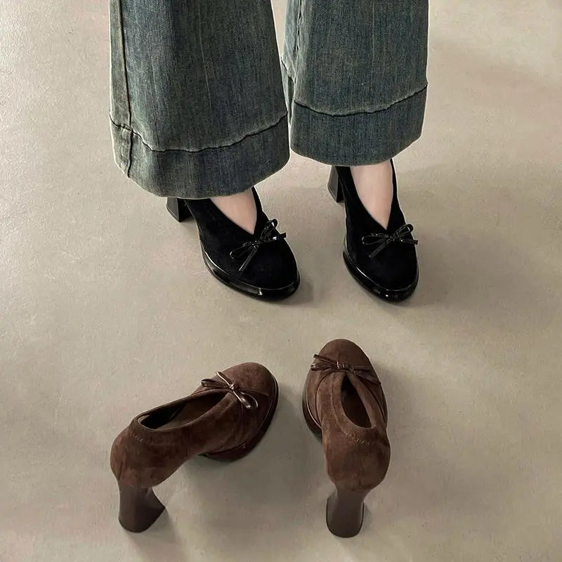 Escarpins marron femme à nœud portés avec un pantalon en jean SecretBombe