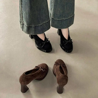 Escarpins marron femme à nœud portés avec un pantalon en jean SecretBombe