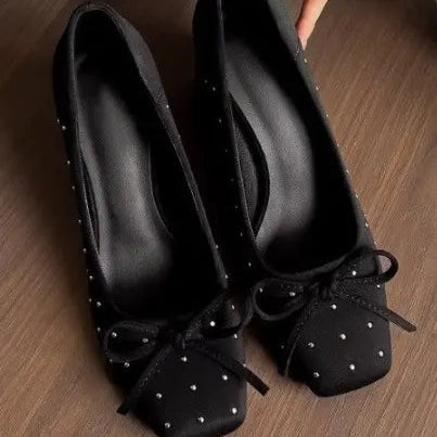 Escarpins femme noirs à talon carré avec petits détails brillants et nœud décoratif SecretBombe