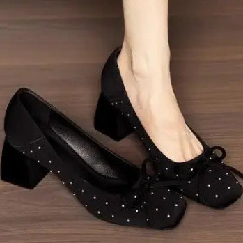Paire d'escarpins noirs femme à bout carré avec nœud et détails façon strass SecretBombe