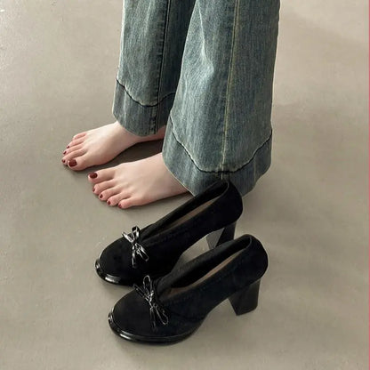 Escarpins femme noir portés avec un jean large, vue rapprochée SecretBombe