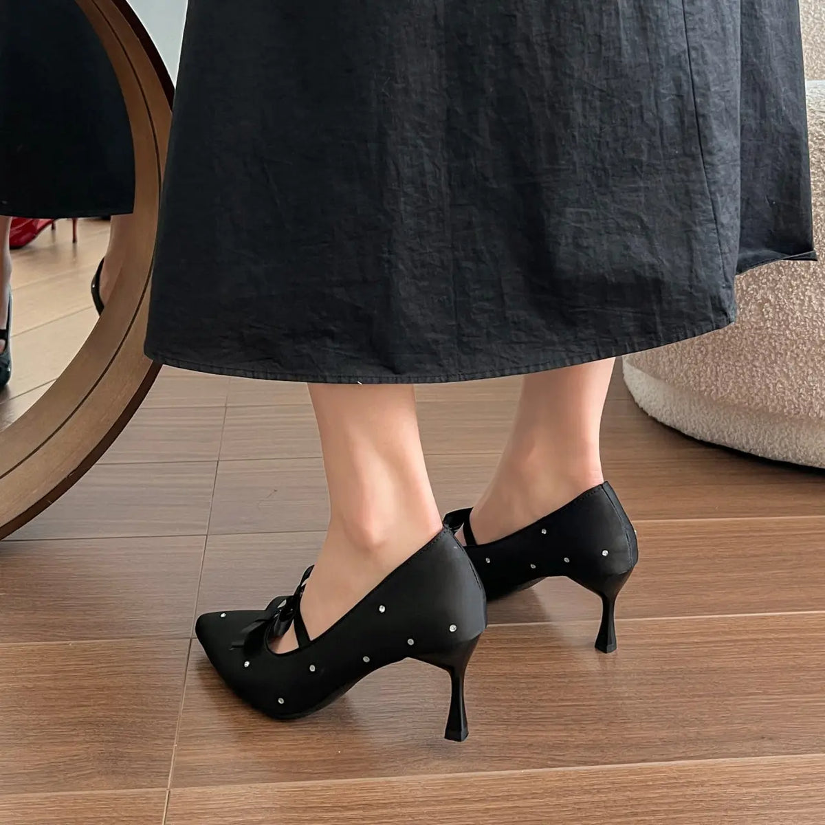 Escarpins femme noirs à bride portés avec une jupe longue écrue SecretBombe