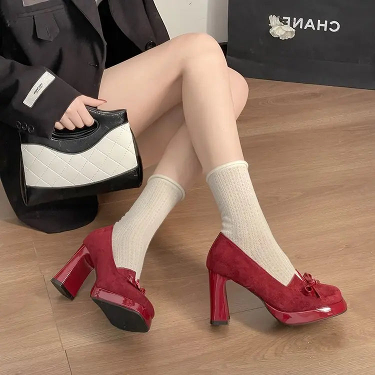 Escarpins femme rouges à plateforme et talon carré portés avec des chaussettes écrues SecretBombe