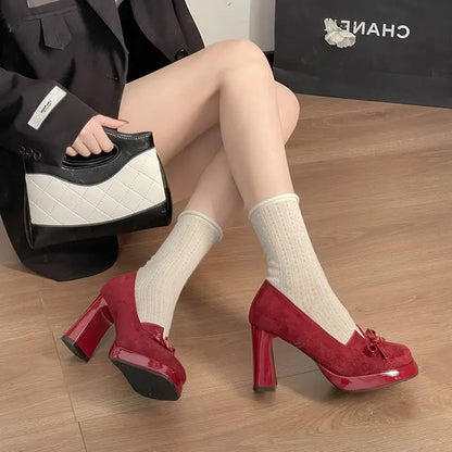 Escarpins femme rouges à plateforme et talon carré portés avec des chaussettes écrues SecretBombe