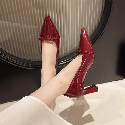 Escarpins femme bordeaux vernis avec détail du talon évasé et de la finition brillante SecretBombe
