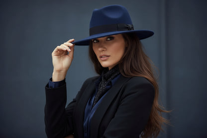 Chapeau Fedora bleu femme, détail nœud en satin brillant avec fil argenté
