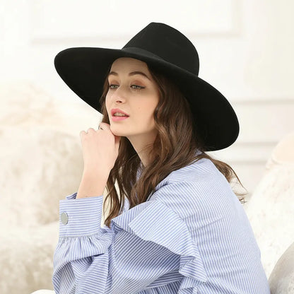 Jeune femme portant un fedora noir tendance avec jean, style fashion 2025/2026 – SecretBombe