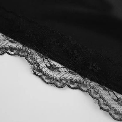 Détail de la dentelle noire de la mini-jupe satinée femme SecretBombe