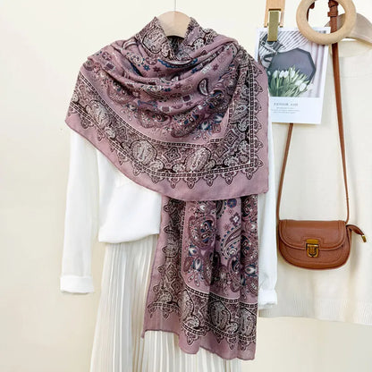 Foulard fleuri rose en polyester doux – accessoire chic et élégant