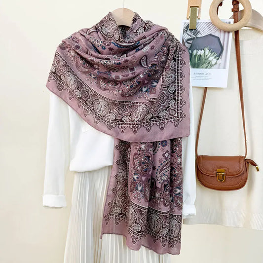 Foulard fleuri rose en polyester doux – accessoire chic et élégant
