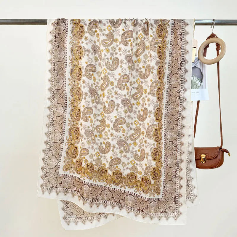 Foulard fleuri porté en étole – élégance et raffinement